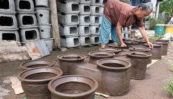 Produksi Tungku Tanah Terkendala Cuaca