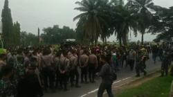 Dampak Bentrok 2 Ormas, Pintu Masuk Kawasan Industri Karawang Sempat Ditutup<