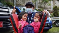 Kebahagiaan Kembar Siam asal Garut Terima Kursi Roda Istimewa