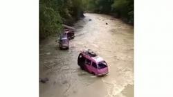 Rombongan Mobil Tua Seberangi Sungai Jadi Viral, Lokasinya Diduga di Kebumen 