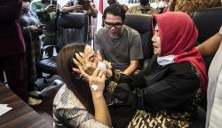 Anggiat Pasaribu Menangis Minta Maaf, Cium Tangan-Peluk Ibunda Arteria Dahlan