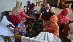 Pembuatan Batik Lasem Desa Karangturi Rembang