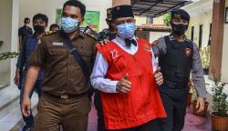 M Kece Acungkan 2 Jempol saat Sidang Perdana Penistaan Agama<