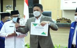 Gubernur Sumsel Herman Deru Terima Penghargaan dari Asosiasi Penghulu<
