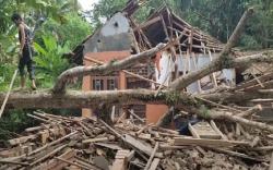 Pohon Durian Tumbang Timpa Rumah Warga hingga Hancur di Pandeglang