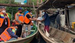 Polair Bantu MNC Peduli Salurkan Bansos untuk Lansia di Babelan Bekasi