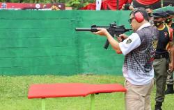 Tembakan Jitu Jenderal Bintang 2 Ini Terbangkan Puluhan Balon di Markas Brimob<