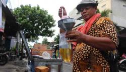 Potret Pedagang Minyak Goreng Curah Keliling di Jakarta
