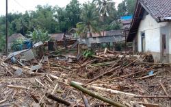Banjir Bandang dan Tanah Longsor Terjang Sukawening Garut, 100 Warga Mengungsi<