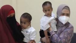 Sukses Operasi Pemisahan, Bayi Dempet Perut dan Dada Kembali ke Pangkalan Bun<
