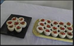 Menikmati Kue Gandus, Si Putih Bertoping Cabai Merah yang Mulai Langka