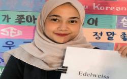 Novelis Cantik asal Bandung Ini Cerita tentang Makna Bunga Edelweiss