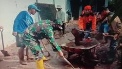 Usai Diterjang Banjir Bandang Hebat, Warga di Garut Mulai Sterilkan Akses Jalan