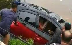 Mobil Terjun ke Sungai Ruas Jalan Trans Kalimantan, 3 Penumpang Tewas Terkunci