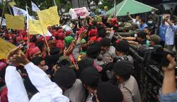 Bawa Bendera Kuning, Massa Buruh Coba Terobos Pagar Balai Kota Jakarta