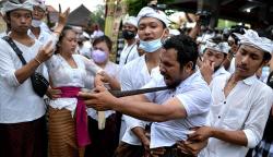 Kesurupan, Umat Hindu Bali Menusukkan Keris ke Tubuh