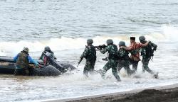 Aksi Prajurit Raider TNI AD Bebaskan Sandera di Pantai Grajagan Banyuwangi
