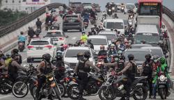 Polisi Bubarkan Konvoi Suporter Sepak Bola Persis Solo