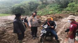 Kapolda Jabar Tinjau Desa yang Diterjang Banjir Bandang Garut, Pastikan Logistik Aman<
