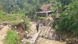 Jembatan Beton Ambruk, Warga 1 Kampung di KBB Terisolasi