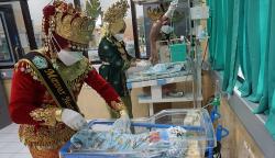 Melihat Penampilan Nakes Pakai Baju Adat Melayani Pasien