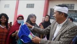 Ngakak, Dedi Mulyadi Borong Celana Dalam lalu Dibagikan, Emak-emak Heboh<