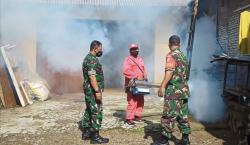 Cegah Chikungunya, Tentara dan Polisi Ini Kompak Fogging Permukiman Warga<