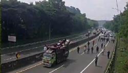Heboh, Buruh Aksi Jalan Kaki di Tol Cipularang, Lalu Lintas Dialihkan ke Jalur Arteri<