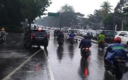 Ribuan Buruh Kepung Gedung Sate, Flyover Pasupati Macet Parah<