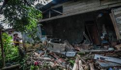 Penampakan Rumah-Rumah Hancur akibat Pergerakan Tanah di Desa Cikotok Lebak