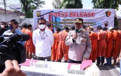 Polisi Gerebek 2 Rumah Penampungan Benih Lobster di Banyuasin, 13 Pekerja Ditangkap<