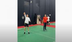 Momen Jokowi Tanding Bulutangkis dengan Tim Piala Thomas Indonesia di Bali