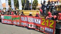 Ratusan Orang di Surabaya Demo Tolak Reuni 212 <