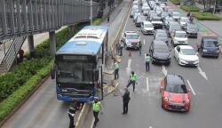 Bus TransJakarta Tabrak Beton Pembatas, Sopir Diduga Kurang Konsentrasi