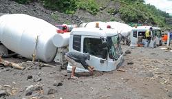 4 Truk Terjebak Lahar Hujan di Lereng Gunung Merapi