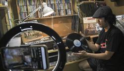 Merawat Piringan Hitam dan Kaset Pita