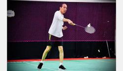 Potret Presiden Jokowi Pakai Celana Pendek Bermain Bulu Tangkis Duet dengan Jojo