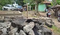 Kalah Pilkades, Calon Kepala Desa Tutup Jalan Warga dengan Pondasi Rumah