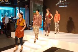 Mudah Dipadukan, Lurik Tetap Jadi Bagian Tren Fashion 2022