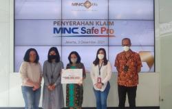 MNC Life Serahkan Klaim Asuransi MNC Safe Pro Rp500 Juta ke Ahli Waris Nasabah