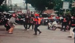 Tak Terima Ditegur, Pengendara Motor Keroyok Petugas KA Kiaracondong Bandung <