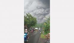 Gunung Semeru Meletus, Sore Seperti Malam, Gelap Gulita, Langit Tertutup Abu Vulkanik<