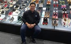 Kunjungi Urban Sneaker Society, Erick Thohir Beli Jaket dan Sepatu Buatan Bandung