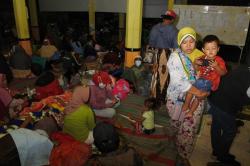  Rumah Tertimbun Abu Vulkanik Semeru, Warga Mengungsi di Balai Desa Sumberwuluh Lumajang<