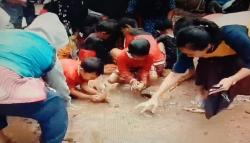 Kesal Jalan Rusak Tak Diperbaiki, Warga Tanjungsari Sumedang Tebar Ikan di Kubangan<