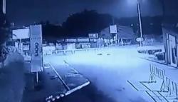 Motor Oleng Tabrak Minibus di Jalan Interchange Karawang, 3 Orang Tewas