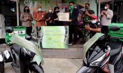 Perancang Busana Ternama Ini Donasikan 10 Motor untuk Pengemudi Ojol Disabilitas