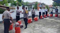 Tokoh Adat dan Polisi yang Bertugas di Ujung Utara NKRI Dapat Bingkisan Natal