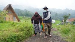 Ridwan Kamil Bagikan Sembako untuk Warga Rentan di Gunung Puntang Bandung