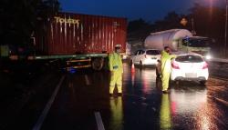 Tak Kuat Menanjak, Truk Trailer Terperosok ke Parit Lemah Abang Semarang